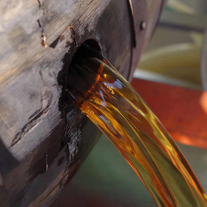 樽から出されるウイスキーの写真